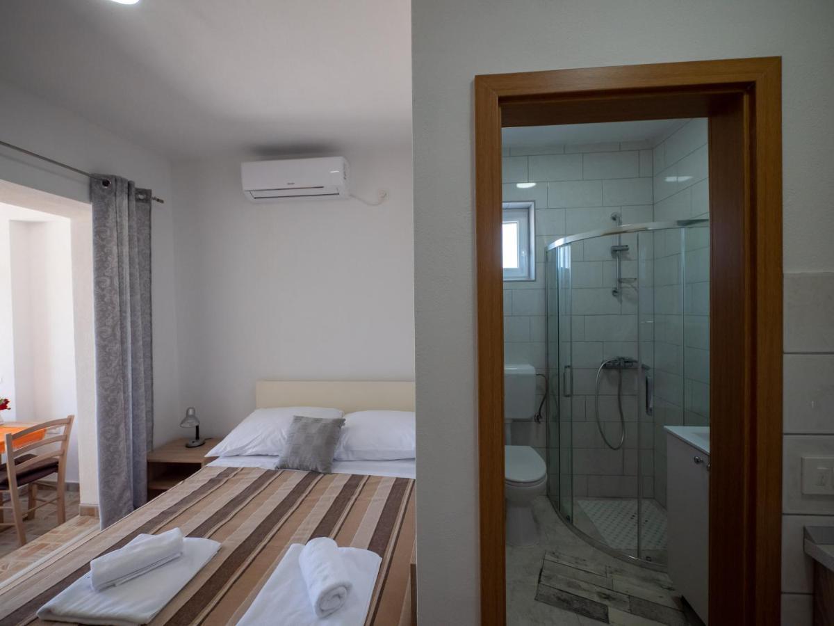 Apartments Tri Mora Ražanac Екстериор снимка