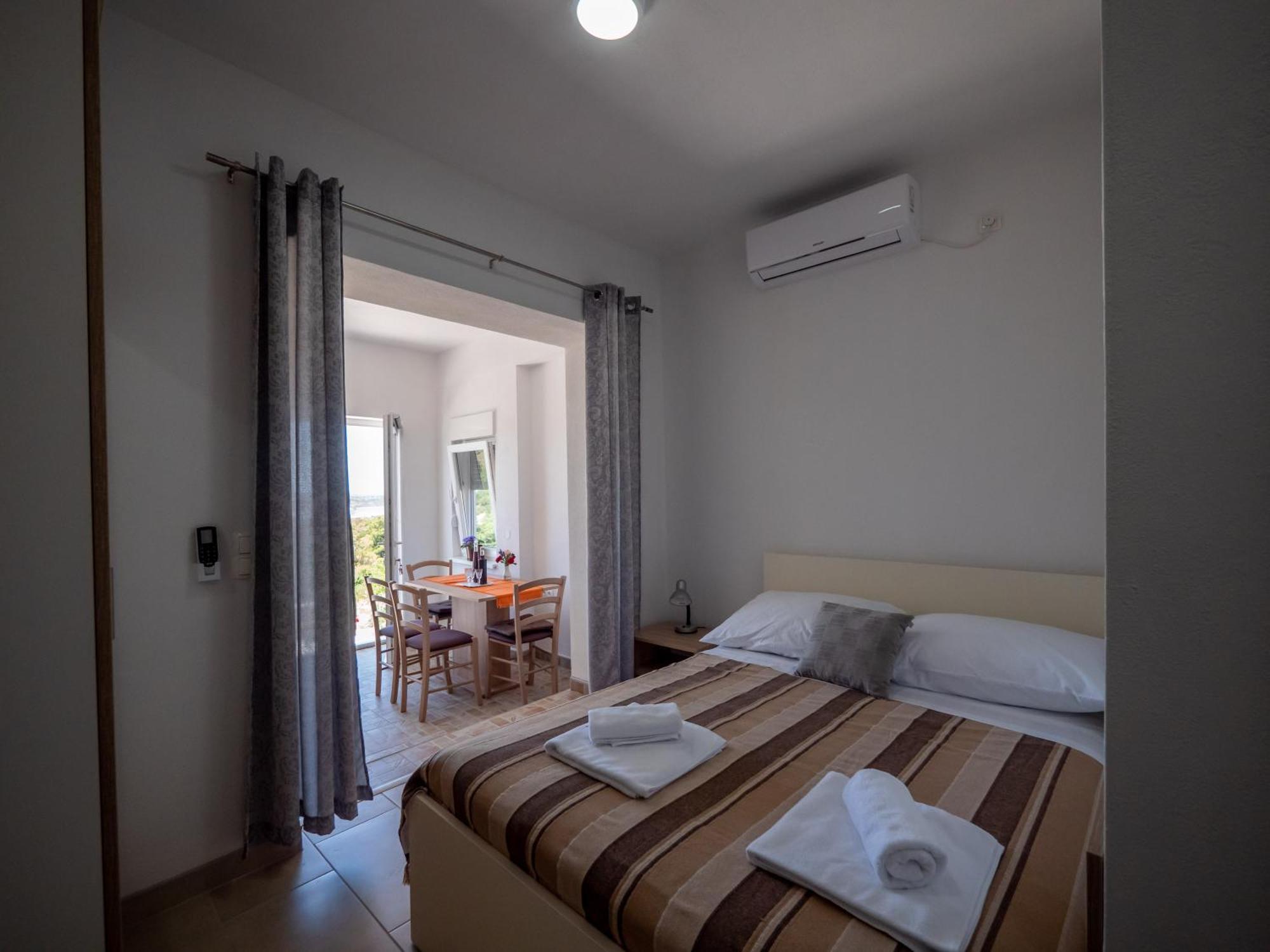 Apartments Tri Mora Ražanac Стая снимка
