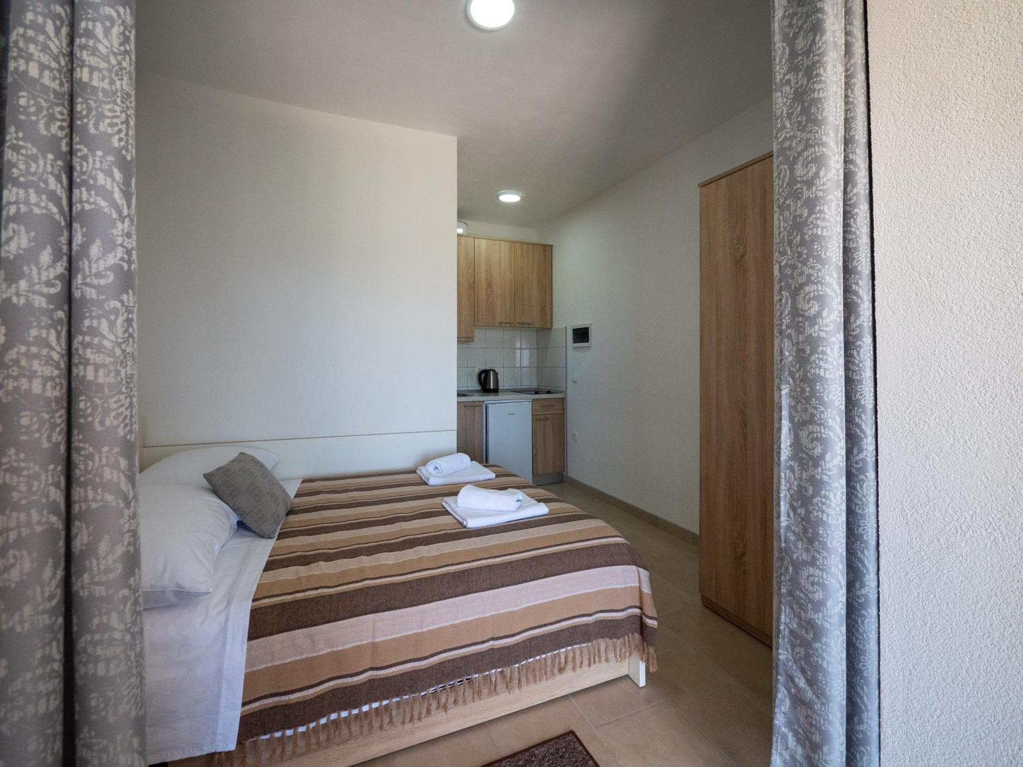 Apartments Tri Mora Ražanac Стая снимка